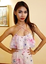 24 year old horny Thai ladyboy gets a facial from tourist